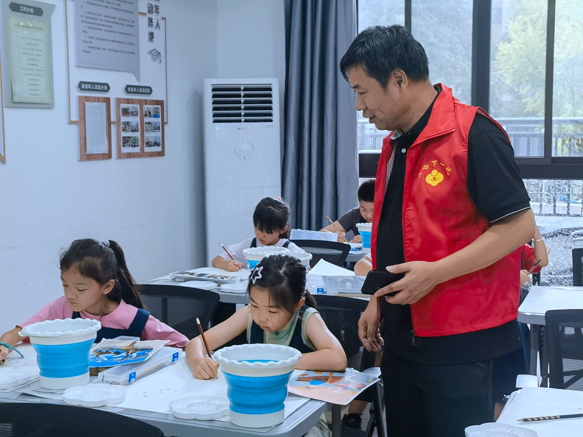 宁波市镇海区：九龙湖镇河源社区关工委开展“传承非遗文化，体验澥浦农民画”青少年非遗手工活动2_副本.jpg