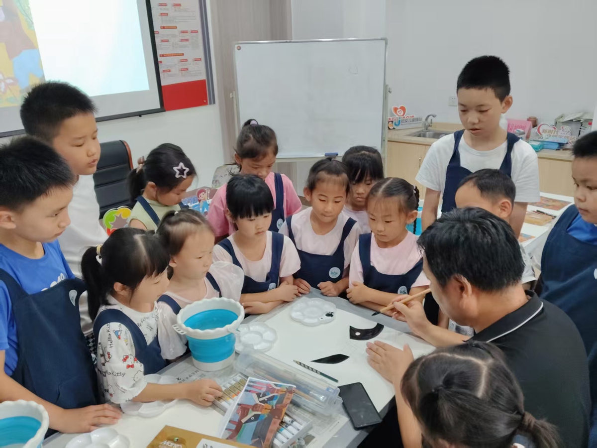 宁波市镇海区：九龙湖镇河源社区关工委开展“传承非遗文化，体验澥浦农民画”青少年非遗手工活动3_副本.jpg