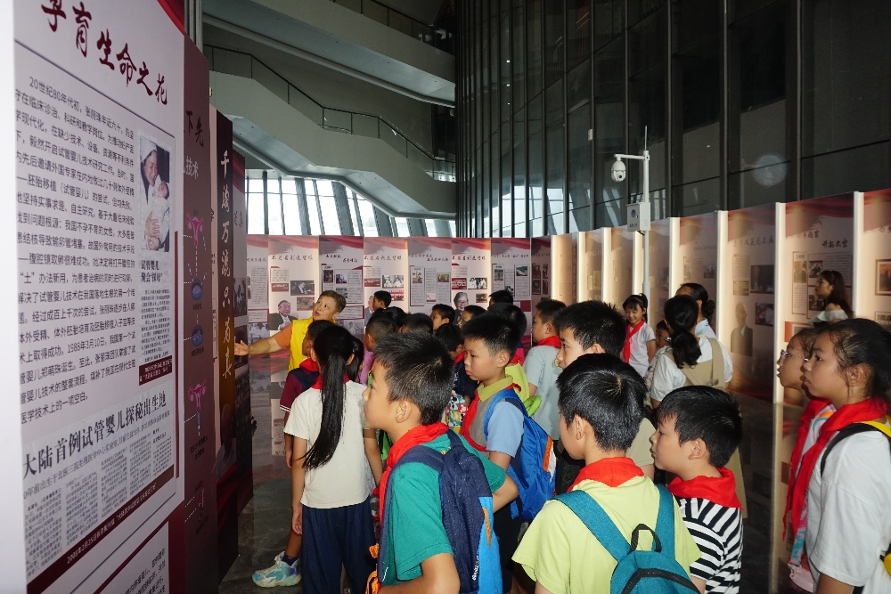 1753434764651887.jpg 给孩子们讲述科学家的故事.jpg