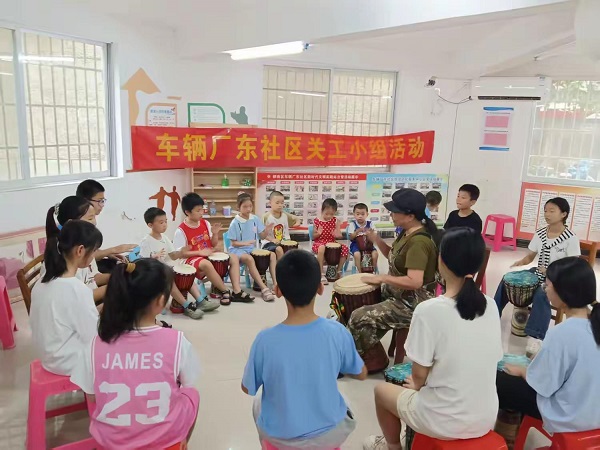 1753438096831272.jpg 7月15日,柳南区鹅山街道车辆厂东社区关工小组联合共青团、妇联、在社区新时代文明实践站开展非洲鼓学习体验活动(李海雪).jpg