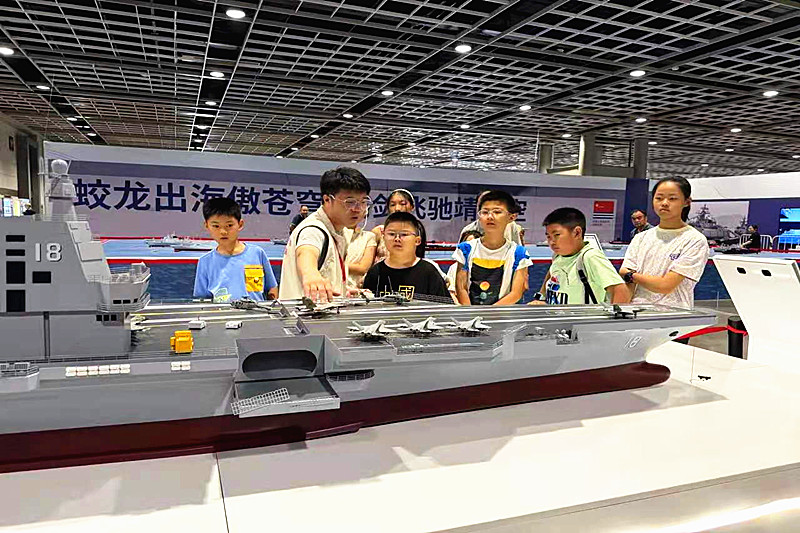 江苏省南京市玄武区紫鑫城社区关工委组织参观“2025南京首届国防军事航天科普展”(2).jpg