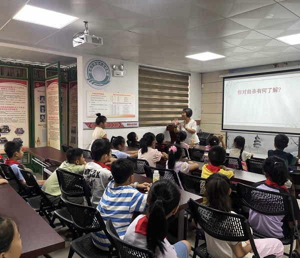 2025年7月17日，金绿洲社区新时代文明实践站、关工小组邀请柳南区老科协心理咨询中心特约咨询师许军燕开展“善待自己，珍爱生命”科普讲座活动3.jpg