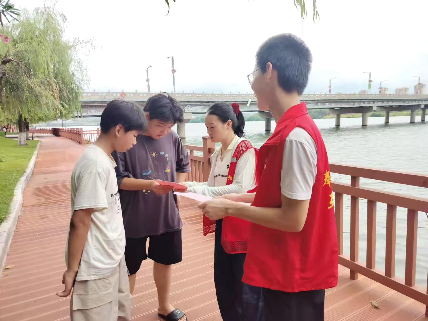在重点水域发放宣传单.jpeg