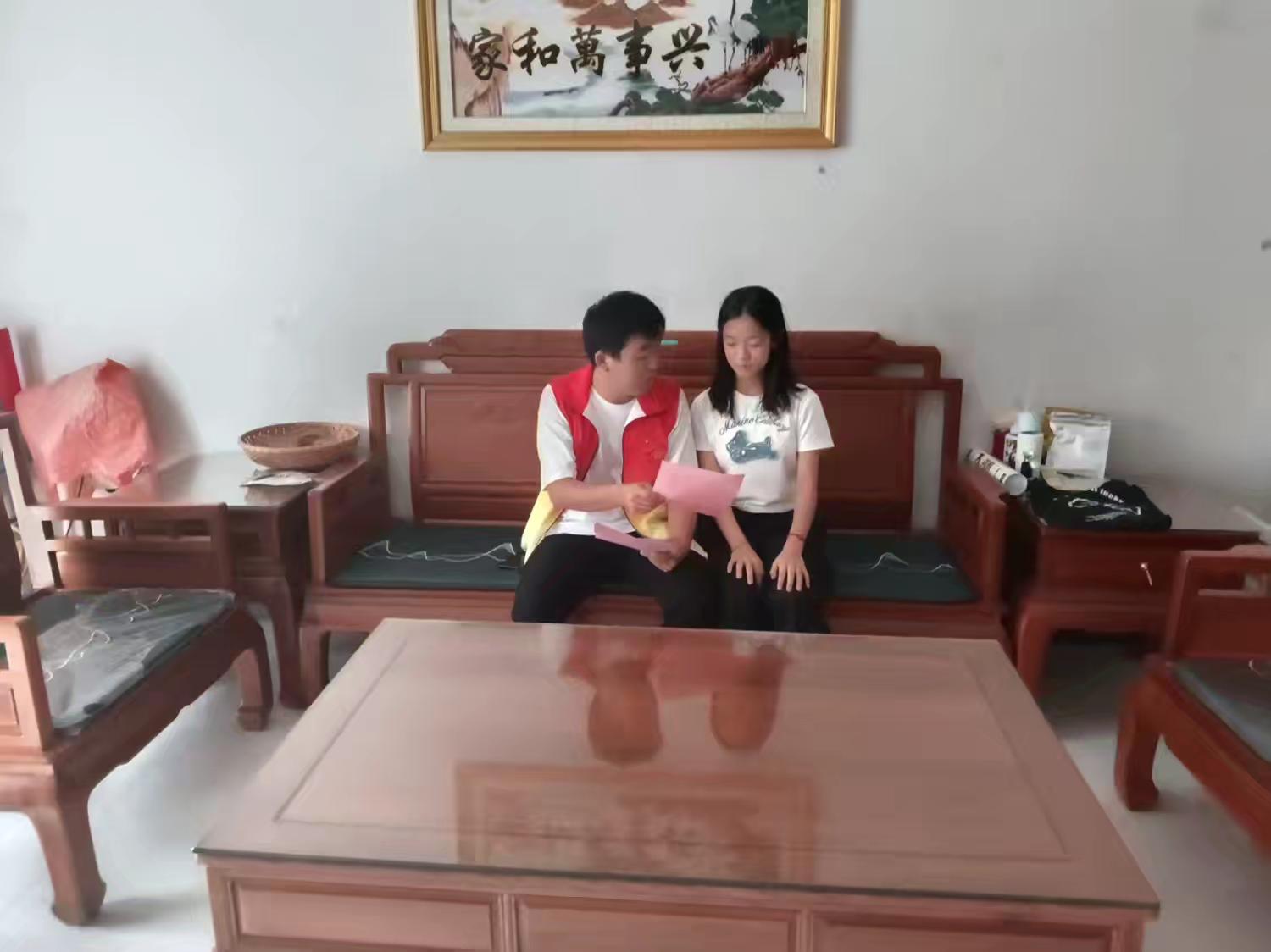 走进留守儿童家中发放宣传单.jpeg