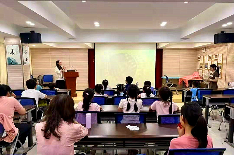 1753581575360772.jpg 江苏省南京市玄武区北安门社区关工委组织开展了“竹篾成扇 童手载风”手工制作活动(1).jpg