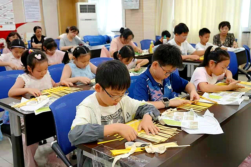 1753581582262204.jpg 江苏省南京市玄武区北安门社区关工委组织开展了“竹篾成扇 童手载风”手工制作活动(2).jpg