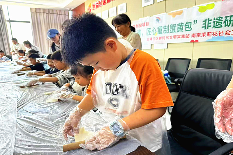 1753581747406951.jpg 江苏省南京市六合区雄州街道冶浦社区关工委开展“小小厨神承非遗,匠心童制蟹黄包”研作活动(1).jpg