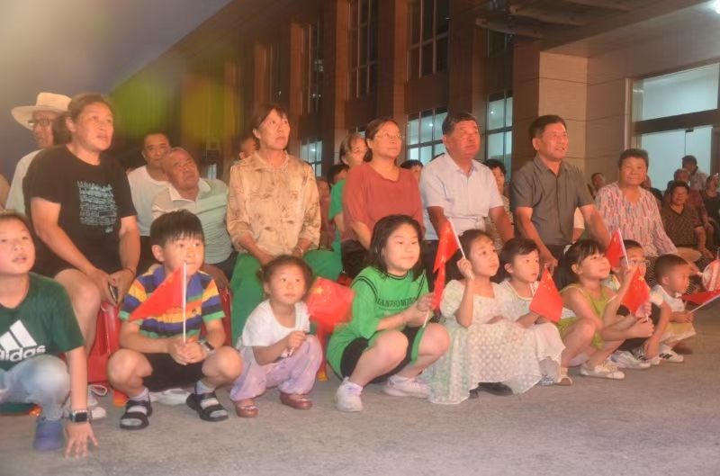 1753656546168283.jpg 沿江街道关工委组织观看军民主题文艺汇演2.jpg