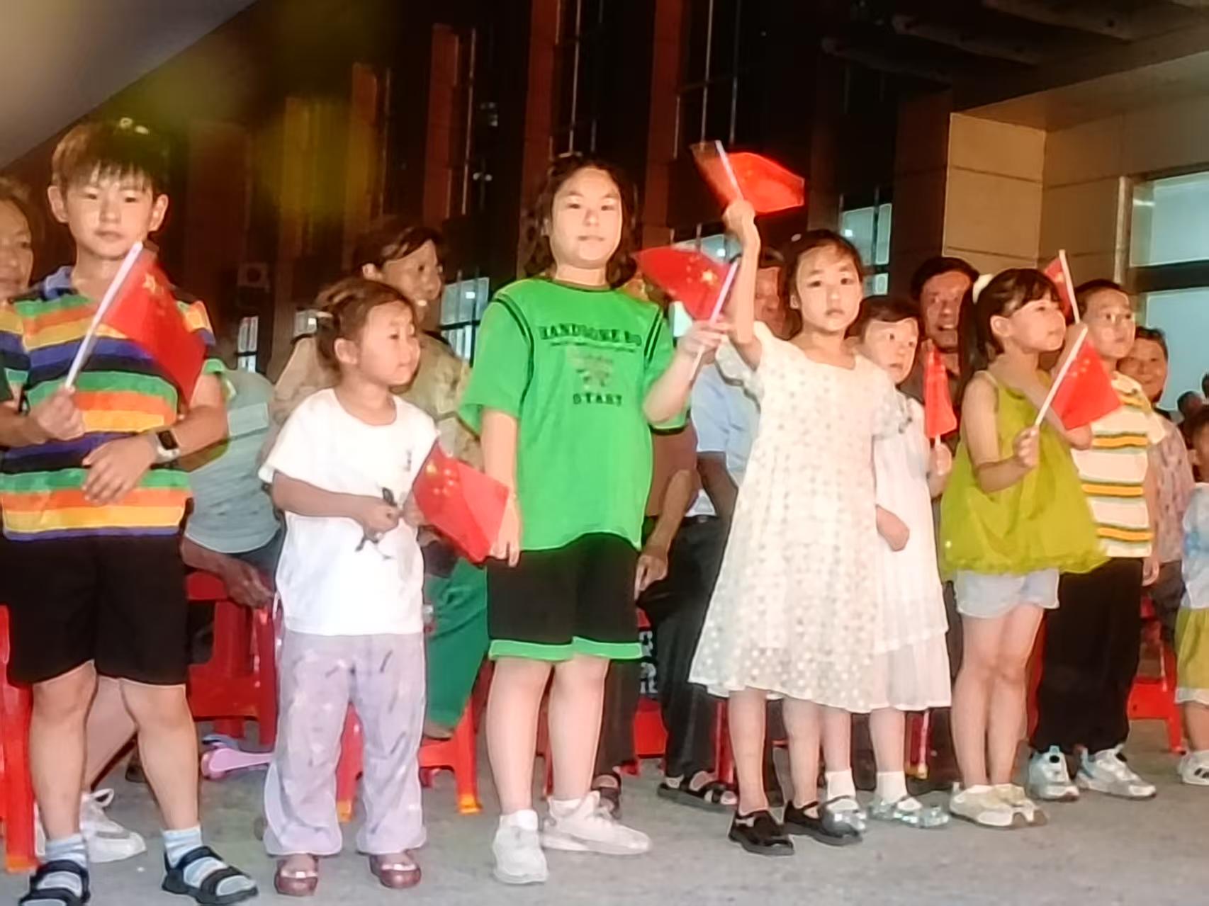 1753656562271677.jpg 沿江街道关工委组织观看军民主题文艺汇演5.jpg