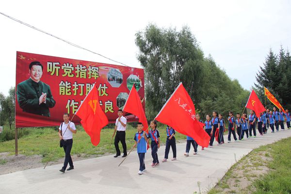 1753666181366289.jpg 八五六农场学校青少年走进军营开展”少先队追寻中国梦.红领巾敬献绿军营”慰问边防军战士活动_副本.jpg