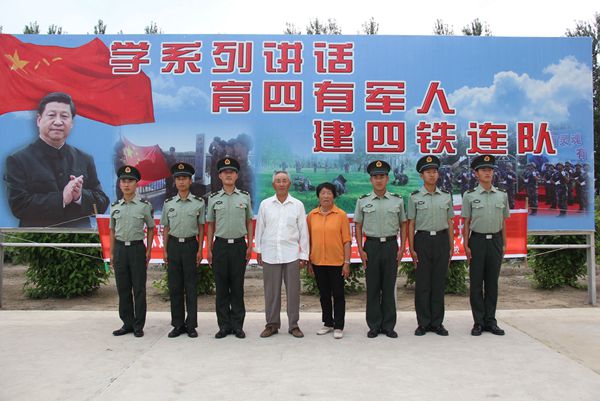 1753666376646850.jpg 八五六农场关工委“五老”与边防军战士合影_副本.jpg