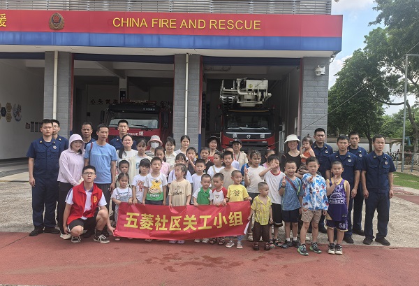 1753668145424985.jpg 7月17日,柳南区河西街道五菱社区新时代文明实践站、关工小组组织辖区40名青少年及家长走进柳南区壶西消防救援站,开展“消防‘零’距离 安全伴成长”实践活动1(朱美洁).jpg