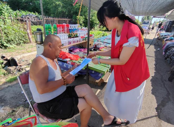 1753677330438439.jpg 拜泉县上升乡关工委开展“惠民政策进万家,党的温暖润心田”宣传活动2.jpg