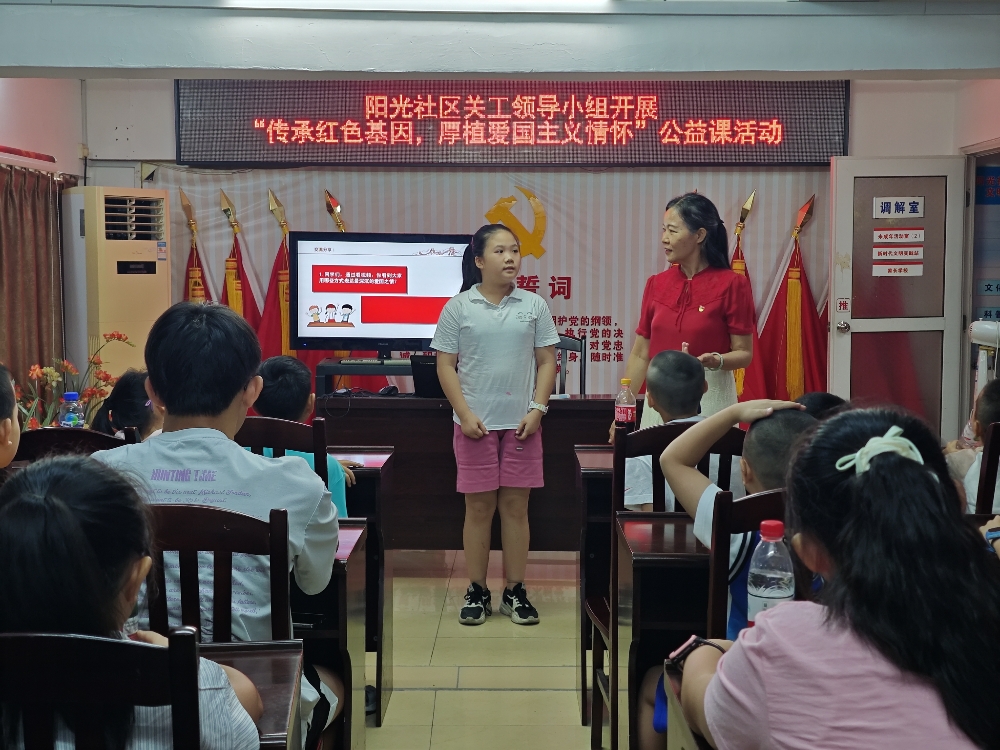 1753694370301612.jpg 2、同学们上台分享自己的想法.jpg