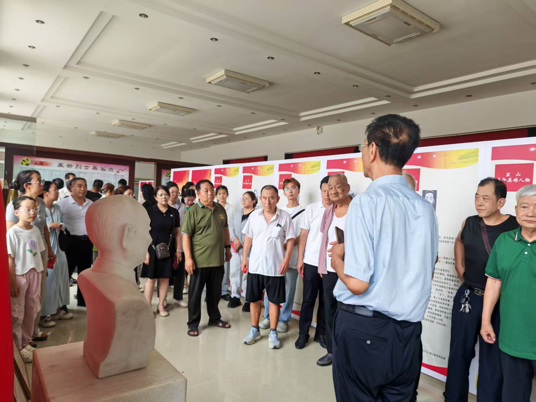 1753866896133622.jpg 44盐山县海泊路社区关工委开展“传承红色基因,聆听英雄故事”活动1.jpg