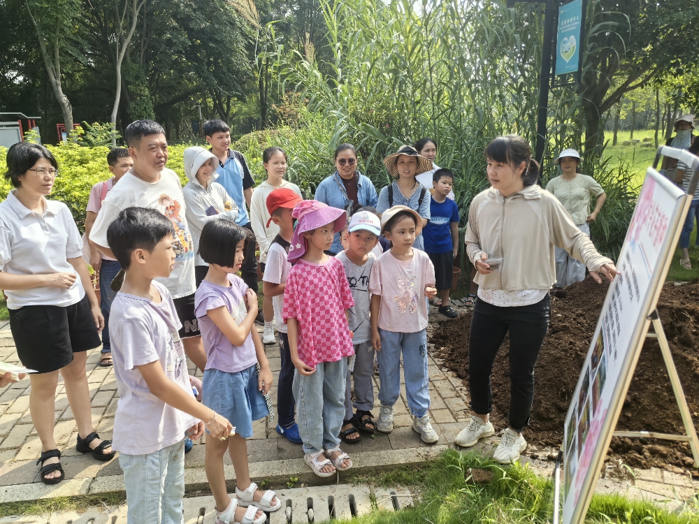 1753868060943595.jpg 园艺技术员向大家讲解了种子处理、播种深度等关键要点.jpg