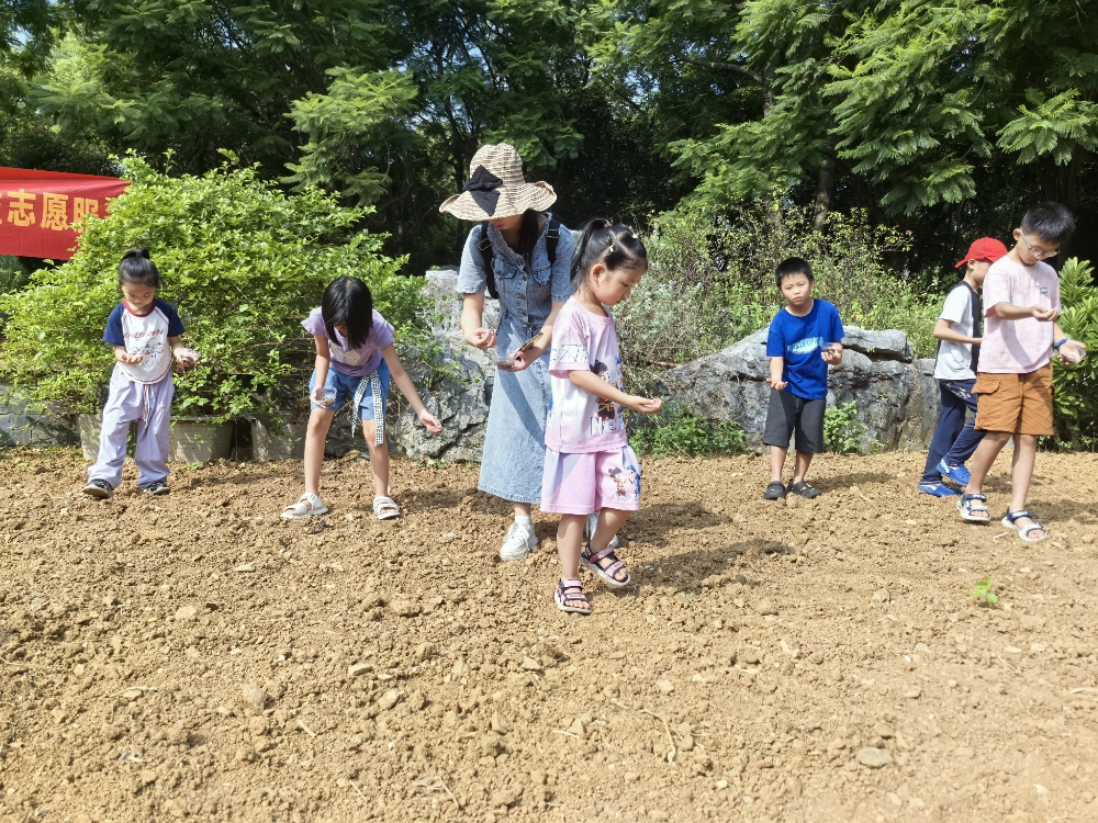 1753868076656758.jpg 孩子与家庭大家正在进行花卉播种.jpg