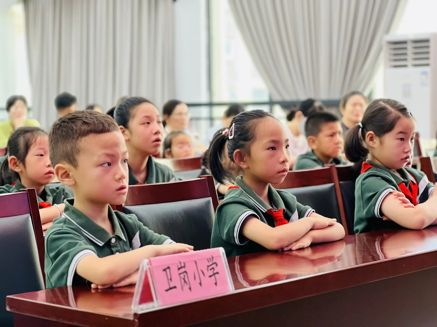 1753944578780060.jpg 党员群众与少年儿童认真听讲学习 2.jpg