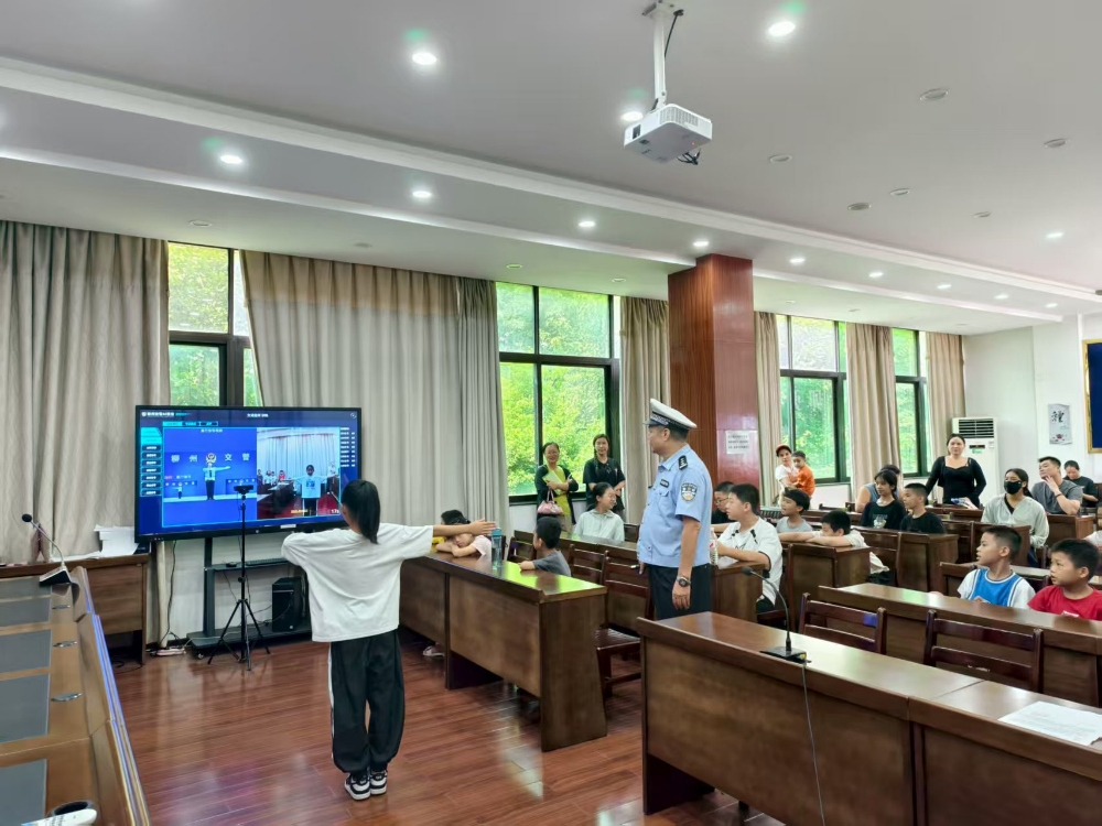 1753950760617802.jpg 学习交警手势.jpg