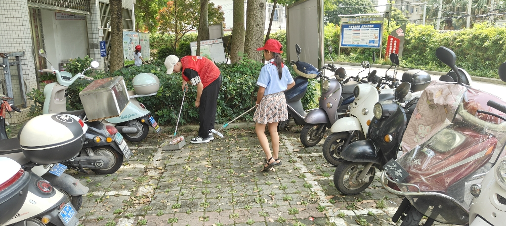1753950962119660.jpg 2025年7月30日,广西柳州市鱼峰区白莲街道响水社区关工领导小组开展“小小志愿者送清凉,传递夏日温暖”活动 (3).jpg