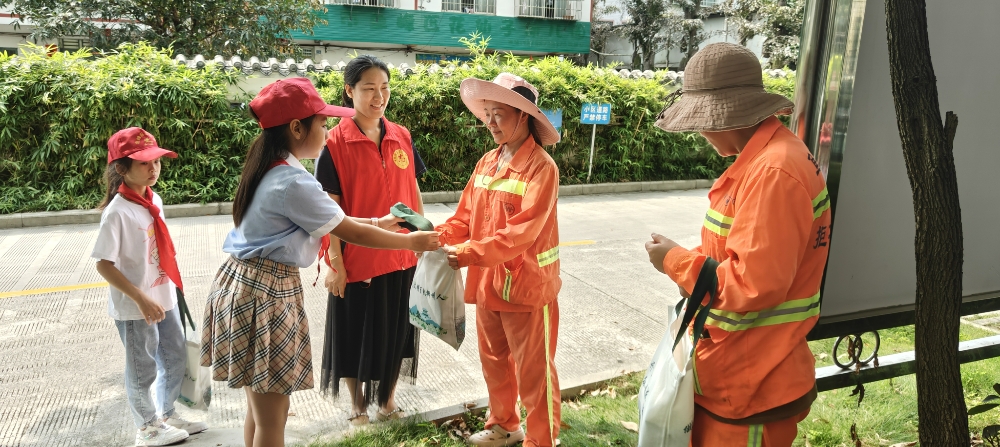 1753950976432396.jpg 2025年7月30日,广西柳州市鱼峰区白莲街道响水社区关工领导小组开展“小小志愿者送清凉,传递夏日温暖”活动 (1).jpg