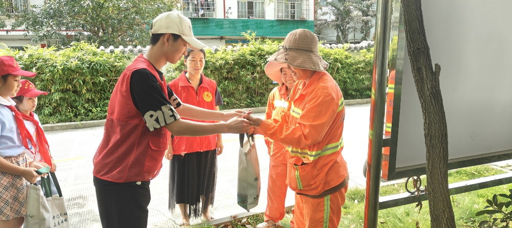 1753951006614270.jpg 2025年7月30日,广西柳州市鱼峰区白莲街道响水社区关工领导小组开展“小小志愿者送清凉,传递夏日温暖”活动 (5).jpg