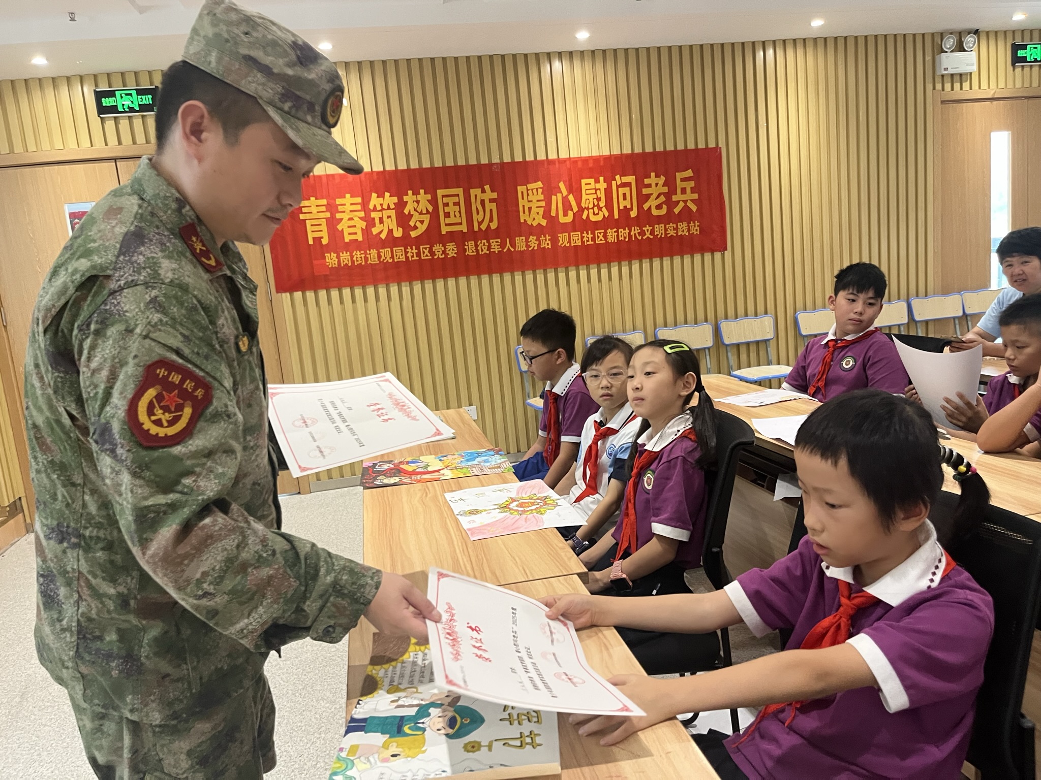 退役军人为孩子们颁发证书.JPEG