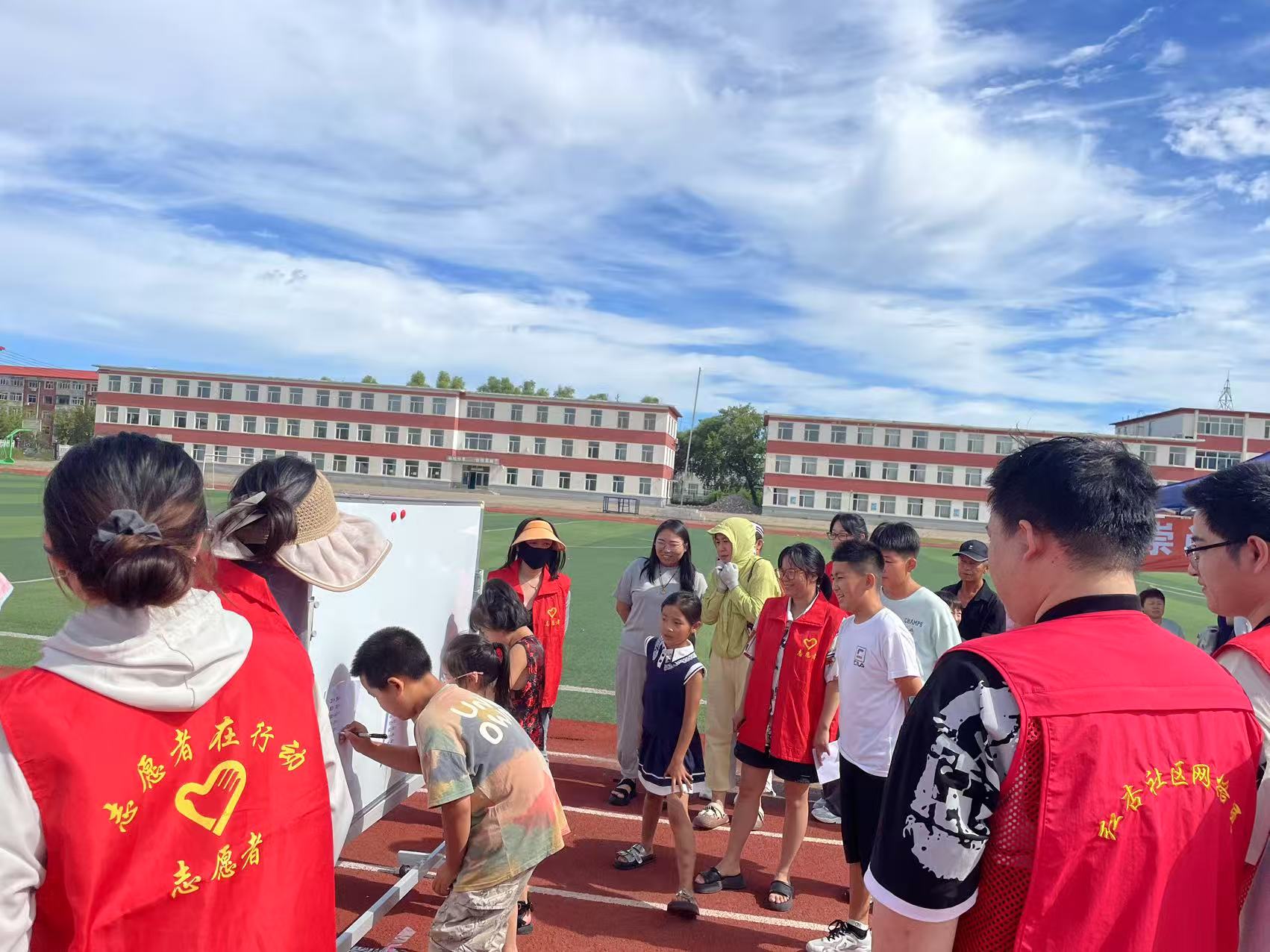 1754013565657662.jpg 大庆市红岗区杏南街道红杏社区关工小组开展儿童青少年社区趣味运动会 (1).jpg