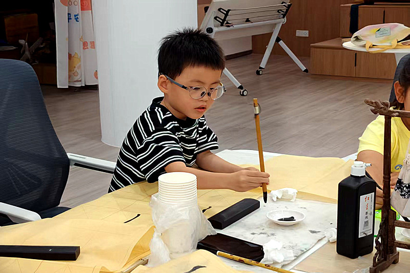1754020051852340.jpg 玄武区玄武湖街道仙居雅苑社区青少年软笔书法课开课(5).jpg