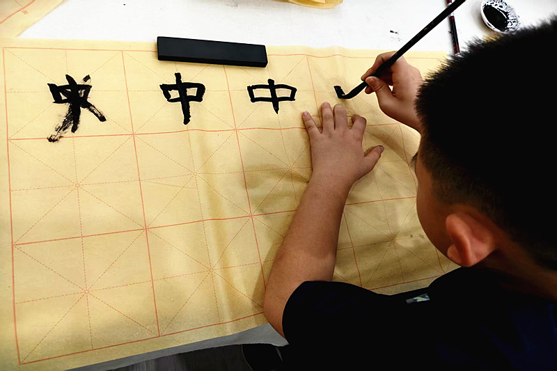 1754020059480216.jpg 玄武区玄武湖街道仙居雅苑社区青少年软笔书法课开课(6).jpg