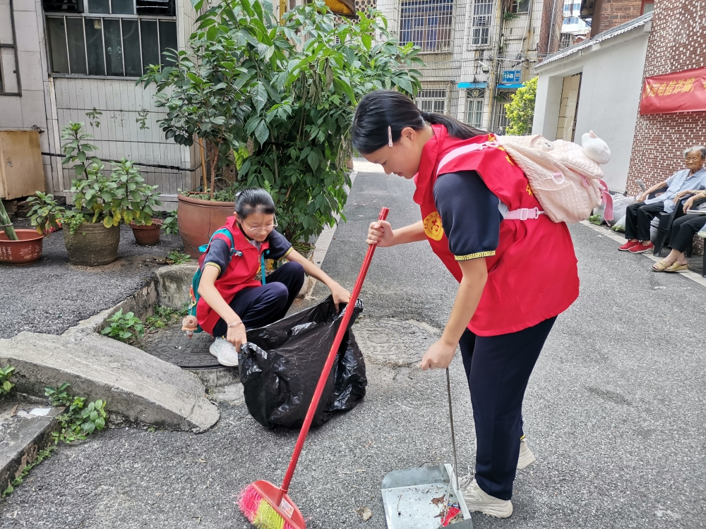 广西柳州市鱼峰区驾鹤街道桃源社区关工小组开展“小手拉大手，洁净家园齐步走”青少年垃圾分类志愿服务活动2.jpg