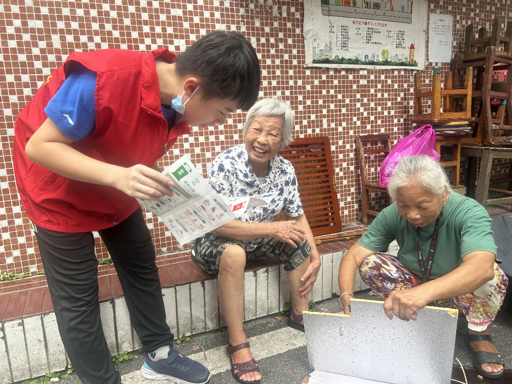 广西柳州市鱼峰区驾鹤街道桃源社区关工小组开展“小手拉大手，洁净家园齐步走”青少年垃圾分类志愿服务活动.jpg