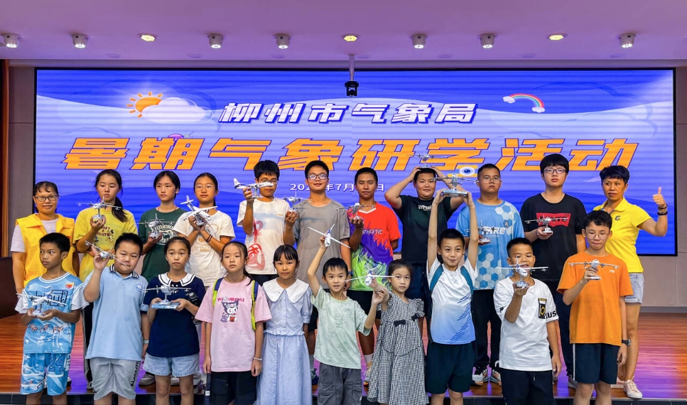 1754041428575612.jpg 【探气象奥秘 筑科学梦想】展示制作好的气象飞机模型.jpg