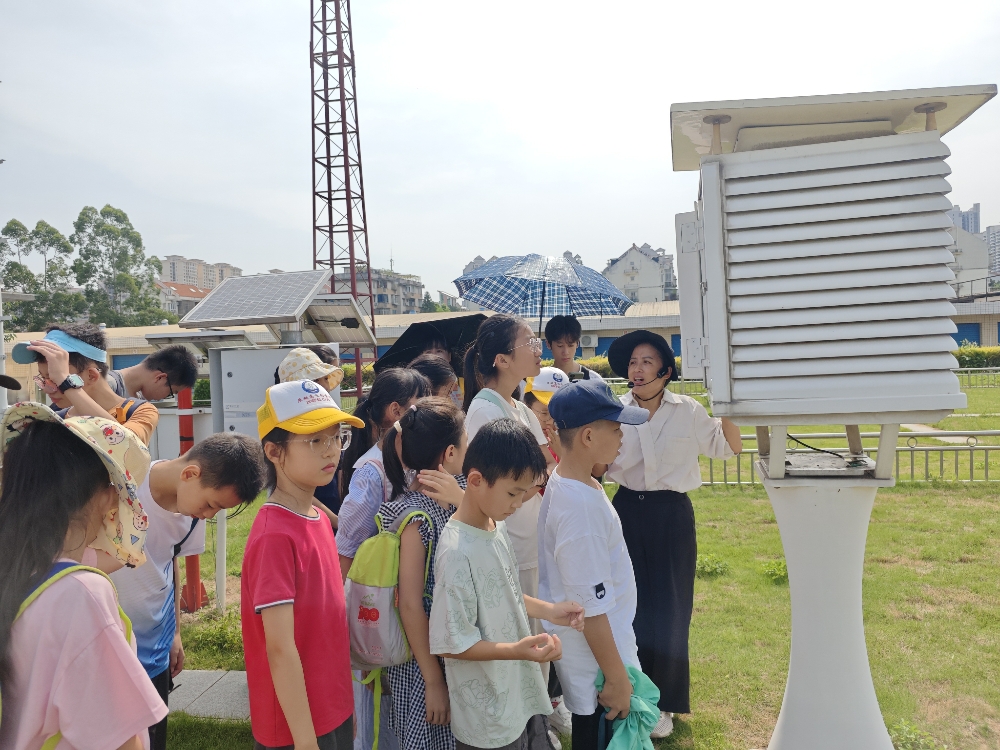 1754041476283509.jpg 【探气象奥秘 筑科学梦想】聆听气象局工作人员讲解空气中湿度怎么测量.jpg