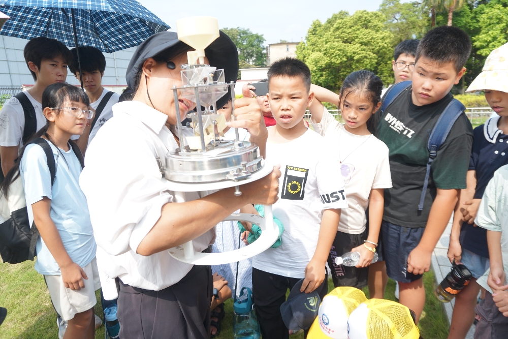 【探气象奥秘  筑科学梦想】学习怎么测量降雨量.jpg