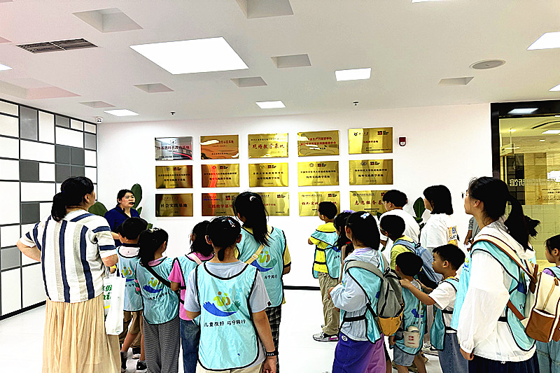1754231563240126.jpg 江苏省南京市鼓楼区凤凰街道凤凰熙岸社区关工委组织开展科技研学活动(2).jpg