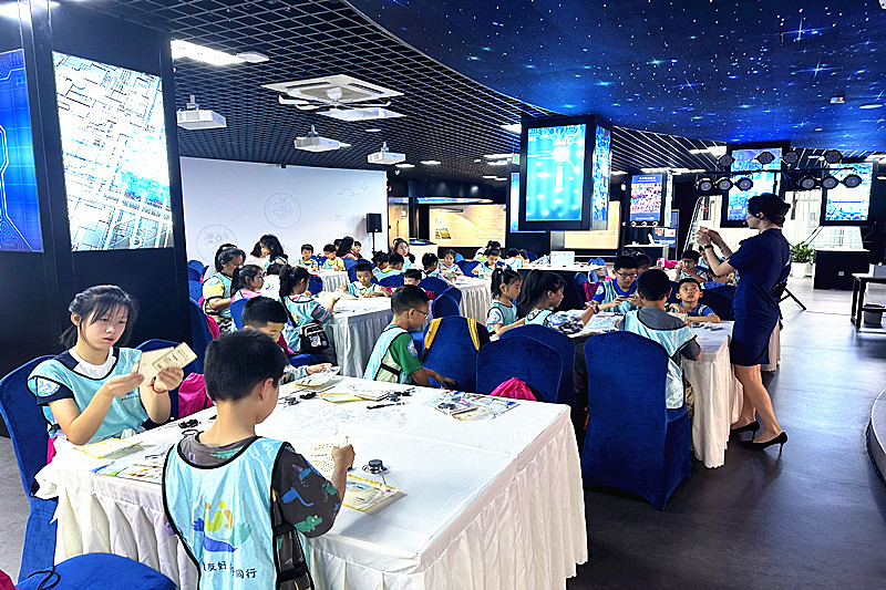1754231581664331.jpg 江苏省南京市鼓楼区凤凰街道凤凰熙岸社区关工委组织开展科技研学活动(4).jpg