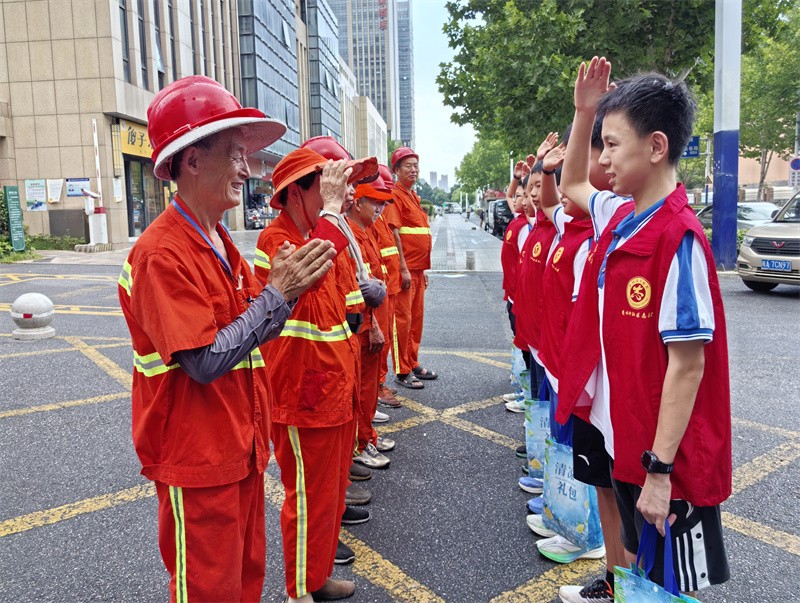 1754271812578482.jpg 合肥市包河区烟墩街道清水冲社区关工委开展“情系环卫工 夏日送清凉”活动 (2).jpg