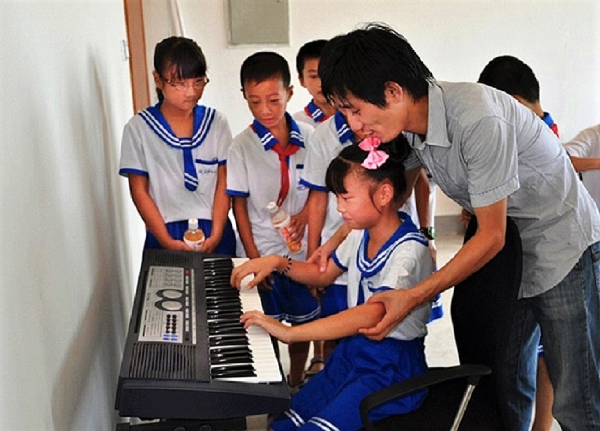 1754290340245386.jpg 指导学生练习演奏电子琴。.JPG