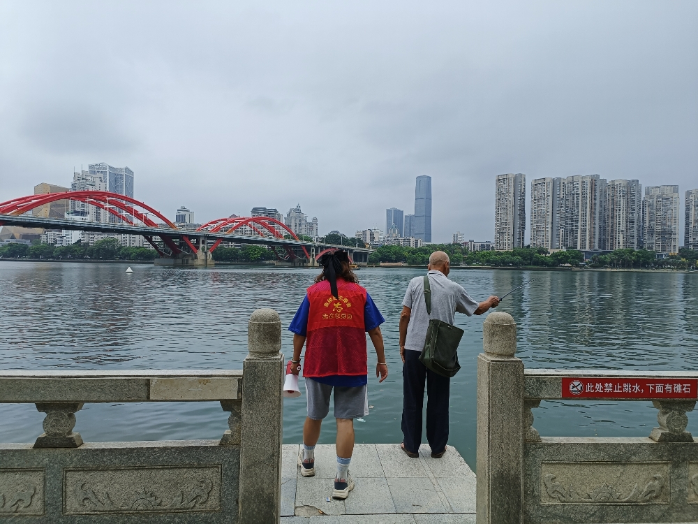 8月4日，广西柳州市鱼峰区驾鹤街道蟠龙社区关工小组开展防溺水巡河志愿服务活动。2.jpg
