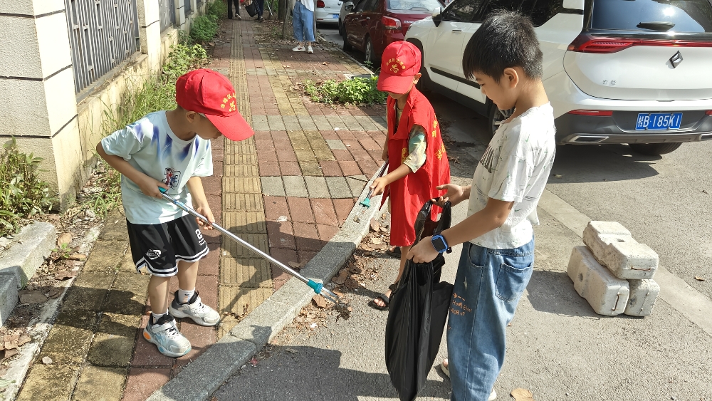 1754300073471815.jpg 2025年8月1日,广西柳州市鱼峰区白莲街道响水社区关工领导小组:“小手拉大手” 垃圾分类宣传进社区 (3).jpg