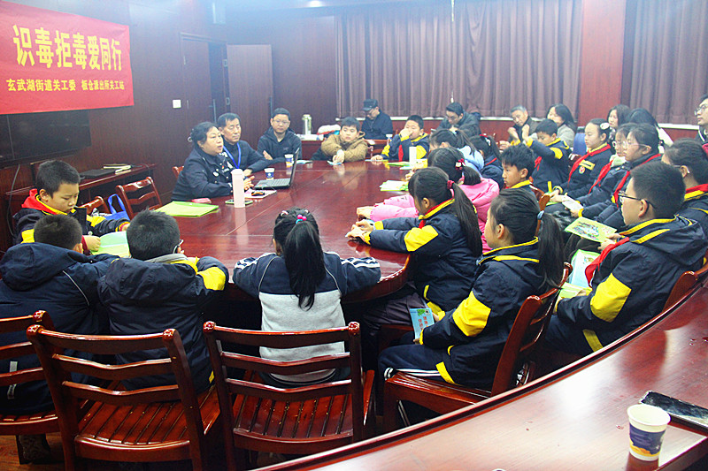1772595188806230.jpg 玄武湖街道关工委联合开展新年首场禁毒宣传进社区活动(2).jpg