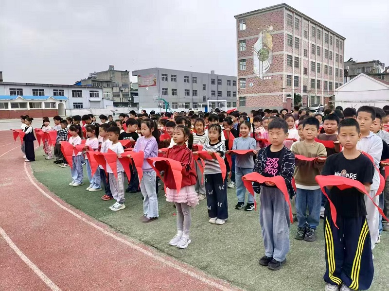 炉一小入队仪式 (2).jpg