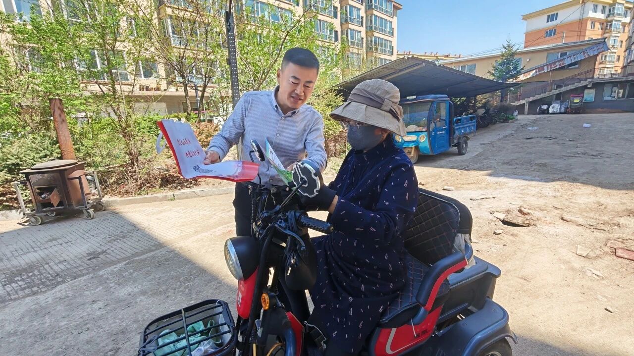 黑龙江省牡丹江市宁安市东京城镇关工委联合镇综治中心深入社区开展反邪教主题宣传活动.jpg
