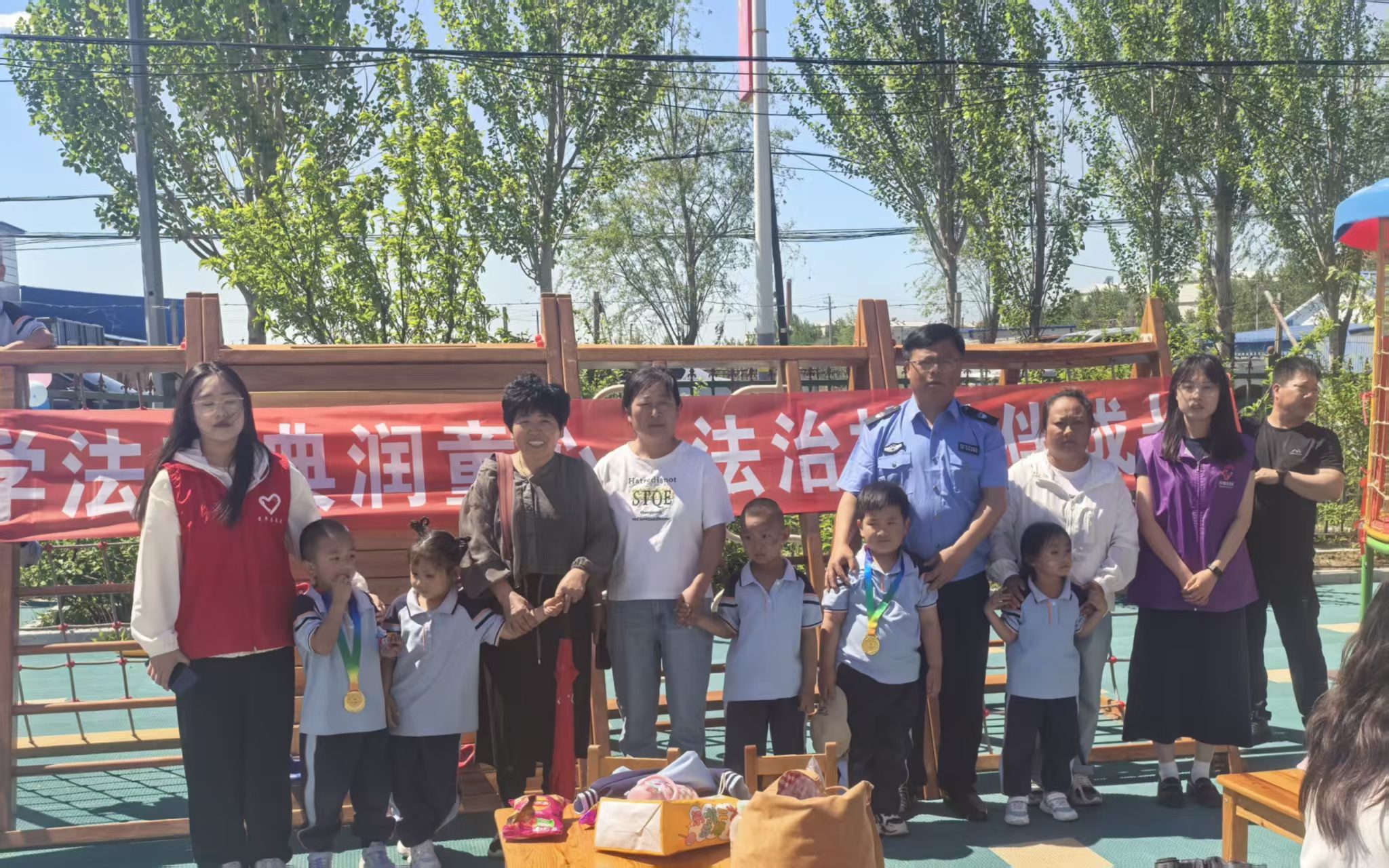 大庆市红岗区关工委联动杏树岗镇司法所关爱工作站借助“六一”亲子运动会开展沉浸式普法宣传活动.jpg