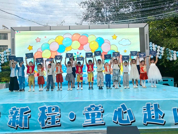1783393773343740.jpg 颁发毕业证书.jpg