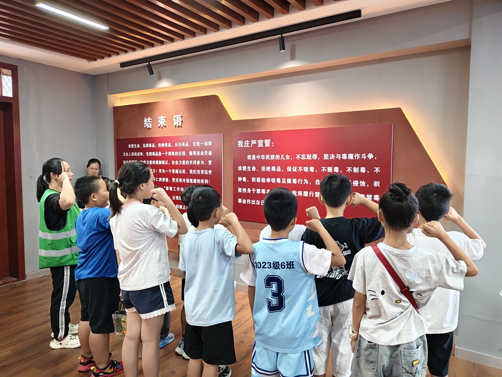 1783416519618883.jpg 6、村委禁毒社工和辖区青少年庄严宣誓1.jpg