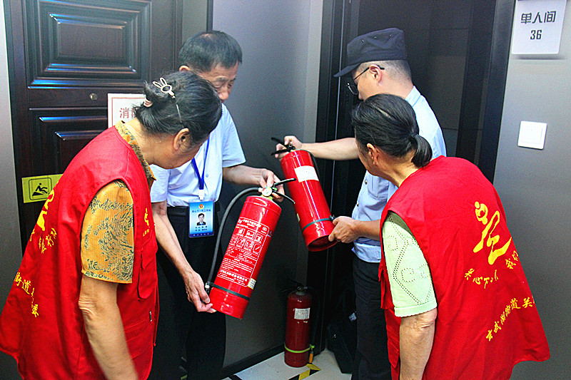玄武湖街道关工委多方联动开展“五老”网吧专项巡查(3).jpg