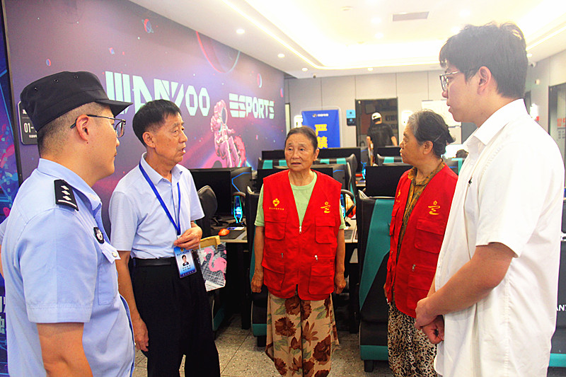 1783569113494781.jpg 玄武湖街道关工委多方联动开展“五老”网吧专项巡查(5).jpg