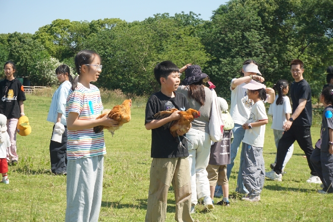 八坼街道农创村：田野追逐拾童趣   亲子协作情更浓2.jpg
